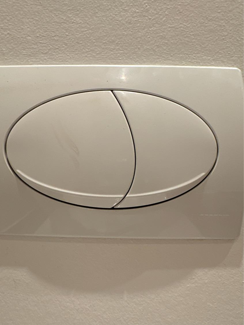 Mit væghængte toilet løber