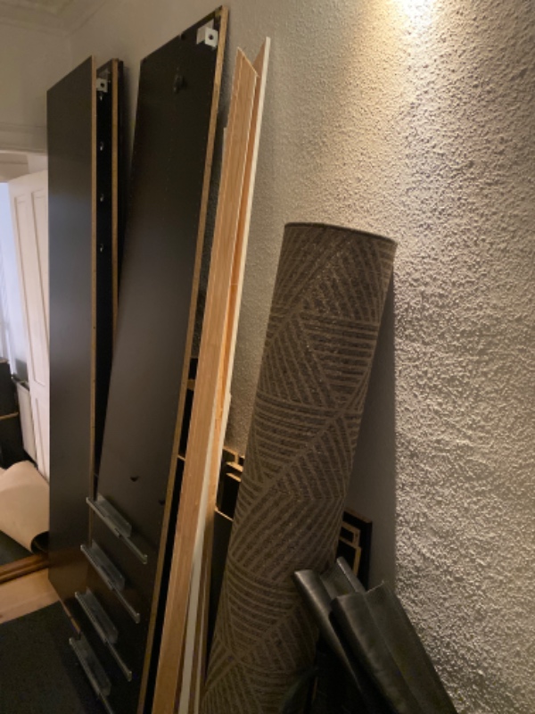 Afhentning af storskrald (skab, som er skilt ad + små ting)