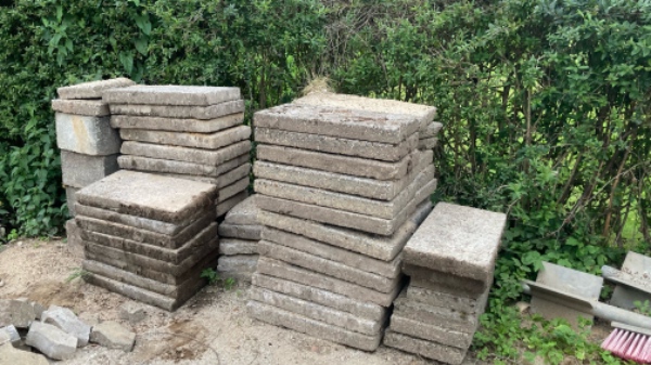 Afhentning og bortskaffelse af fliser og betonblokke