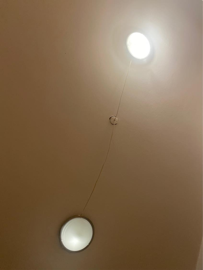 Skal have sat tre loftslamper op og taget to ned