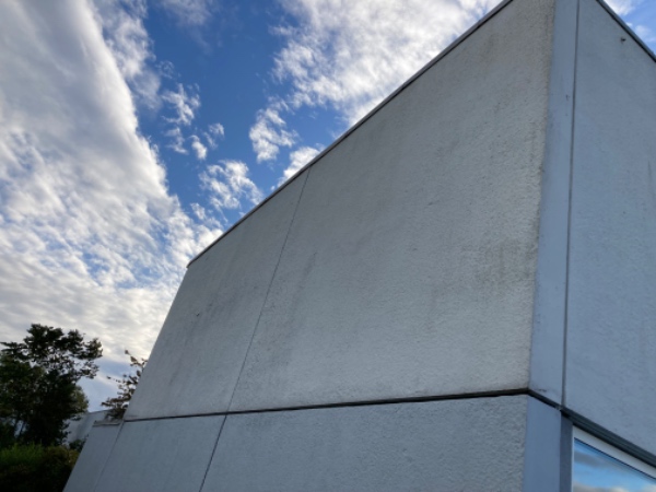 Fjernelse af maling på 1 sals betonplader på facade og gavl på rækkehus klargøring til grunding og maling