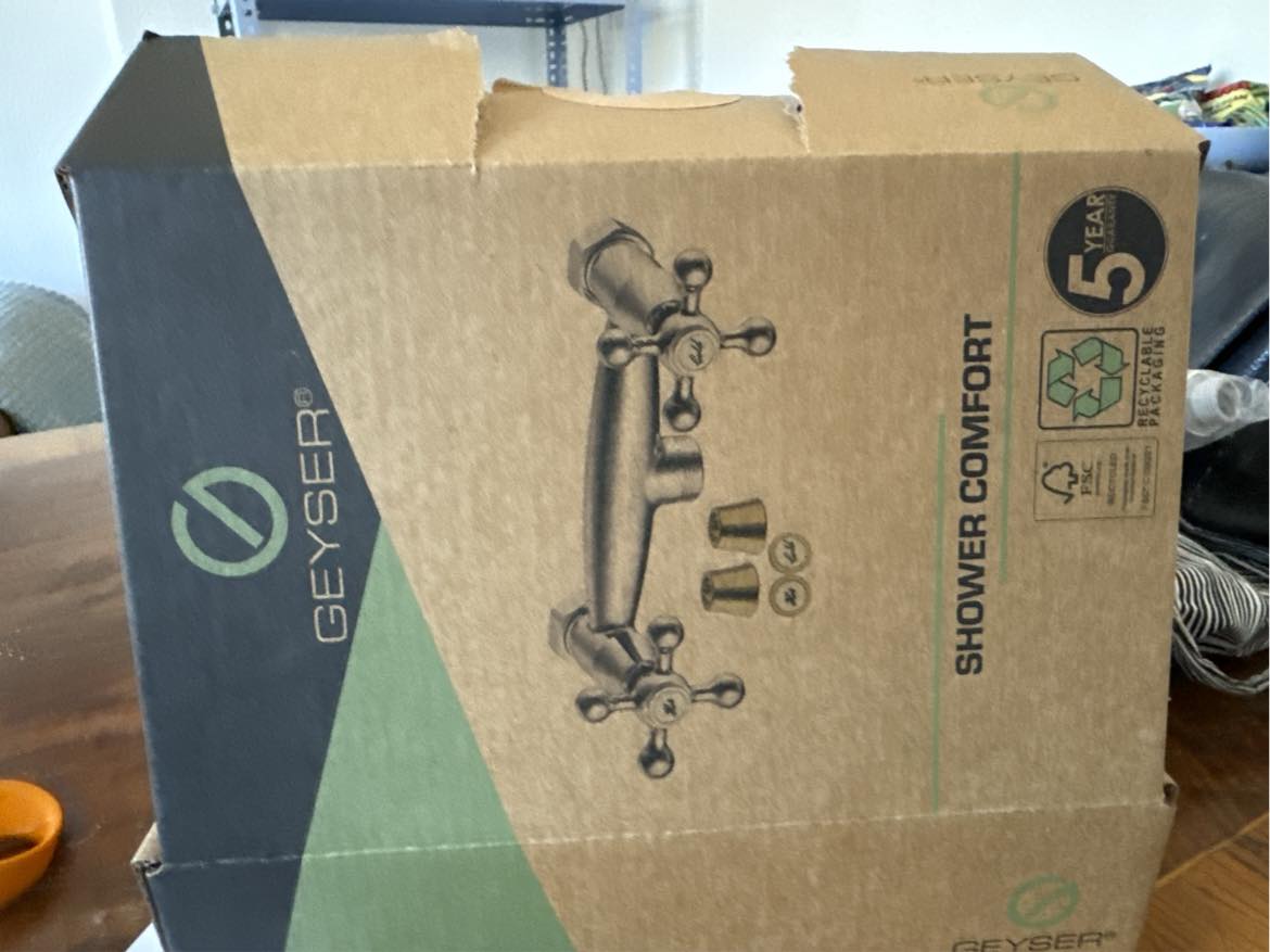 Akut hjælp til at sammensætte geyser armatur og brusehoved