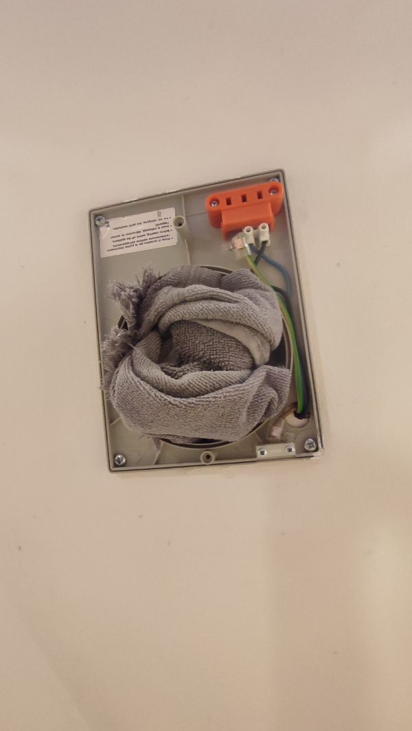 Installation af ventilation i badeværelset. Erstatning af en gammel fan.