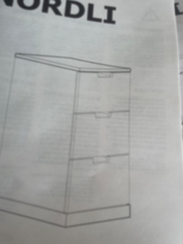 Samlet stol og kommode + hængt 3 knager op + hængt lampe op