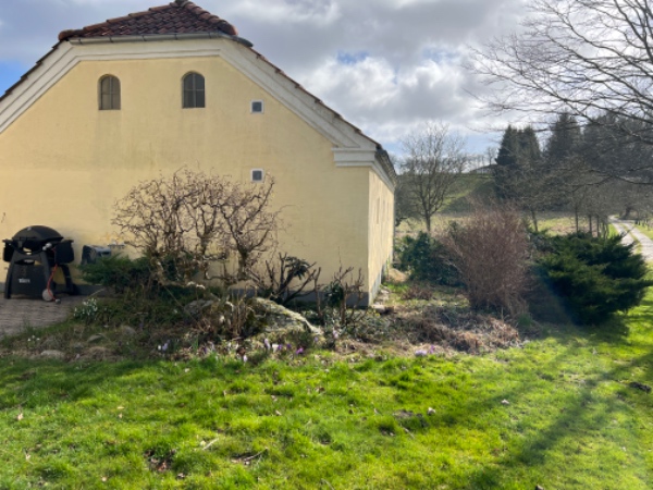 lugning i bede og lave kant mellem bede og græsplæne