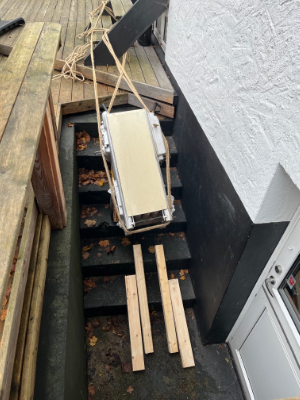 Løftet et gammelt olie fyr op fra en kælder hals (150-200kg)