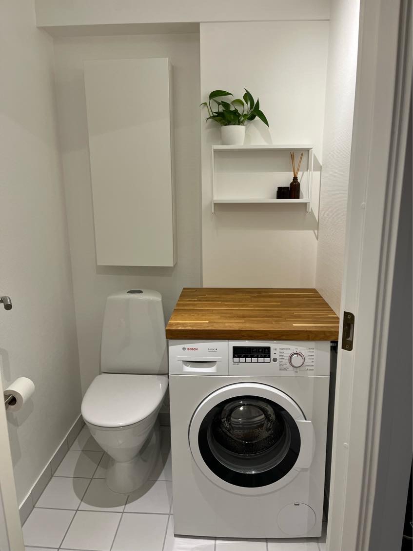 Toilet løber også efter der er lukket for vandtilførsel, så der skal formentlig skiftes pakning på udløbsventilen. Det er et Ifö Sign toilet.