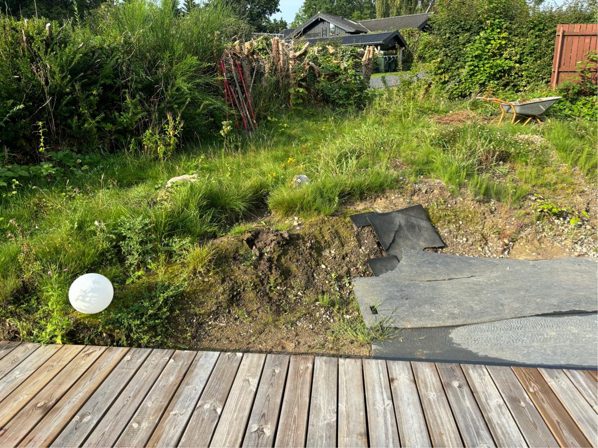 Der skal anlægges terræn ved nyopført sommerhus.