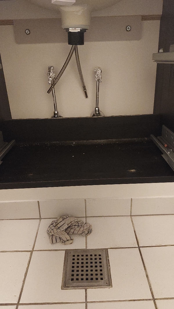 Tilslutning af armatur og nye afløbsrør fra vask til gulvet.