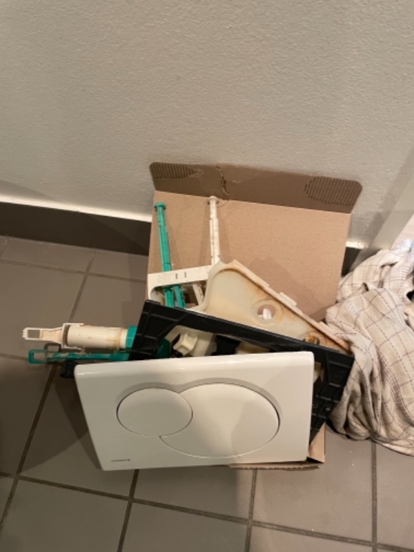 Montere toilet og tilslut med cisterne