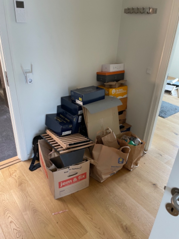 Kørt sække og småting fra lejlighed og kælderrum til genbrugsplads