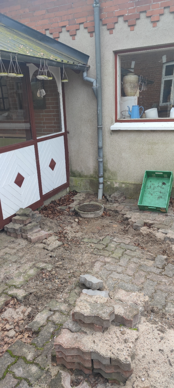 Reetablering af belægningssten i gård