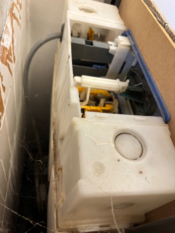 Udskiftning af væghængt cisterne