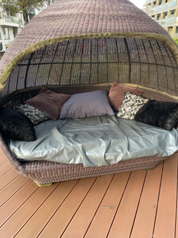 Fastsætte flet på havestol