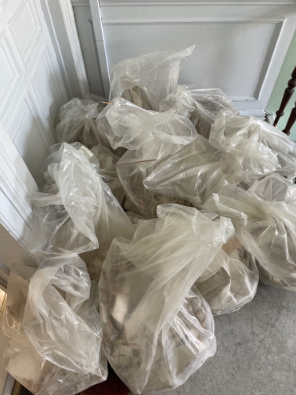 Nedbæring af byggeaffald fra 5.sal til junkbag på gade