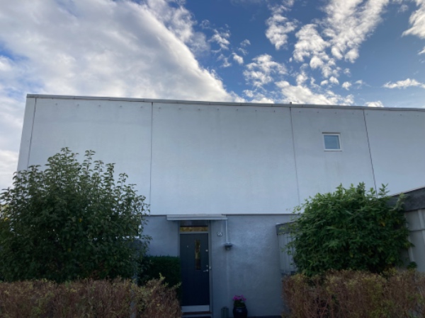 Fjernelse af maling på 1 sals betonplader på facade og gavl på rækkehus klargøring til grunding og maling