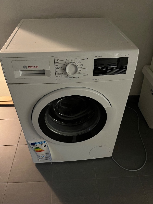 Flytning af drag kiste og mahognikommode fra et kælderrum til et andet lige ved siden af og afhentning af defekt vaskemaskine