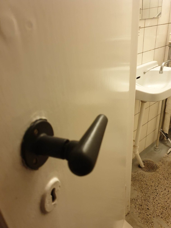 Jeg har 3 løse dørhåndtag indvendigt i lejlighed