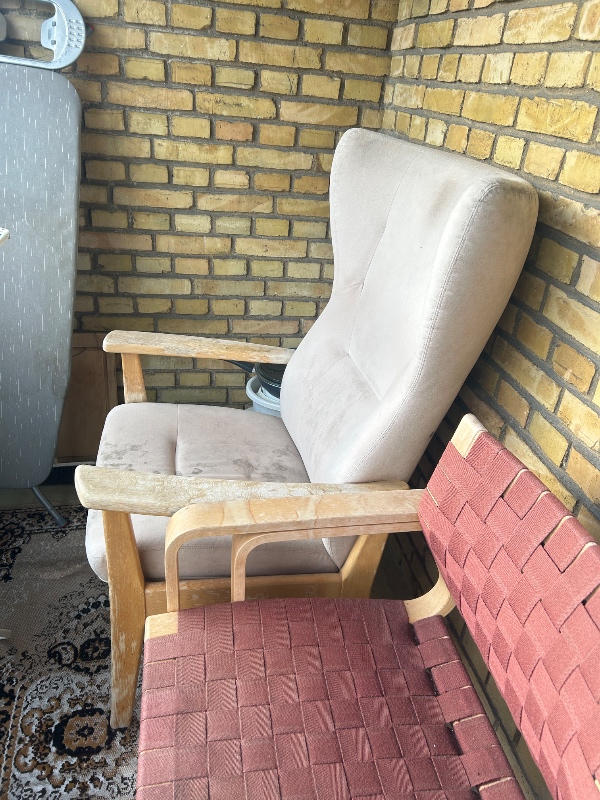 Afhentining af gamle møbler til affaldssortering