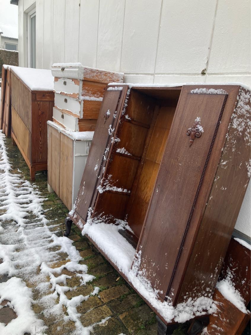 3 kommoder, 1 vitrineskab, 1grill og parasol skal køres på genbrugsplads.