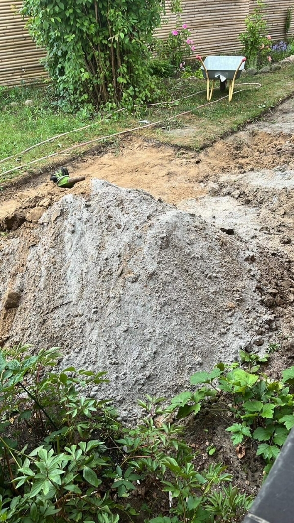 hentet en bunke grus og ca 150 havefliser (50x25x5)