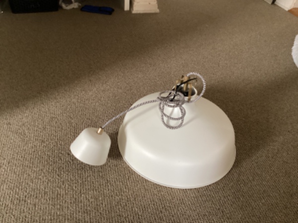 Lampe hængt op i køkkenet