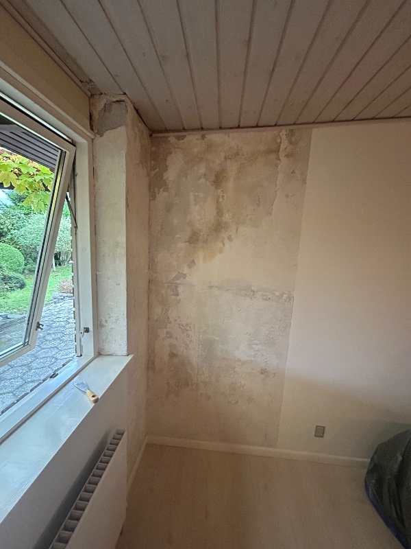 Oppudsning og reparation af væg efter løbesod