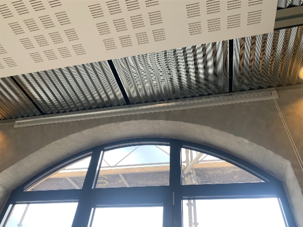 Opsætning af gardin der er faldet ned