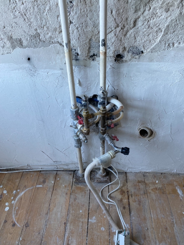 Ekstra vand tilslutning til vaskemaskine under køkkenvask.