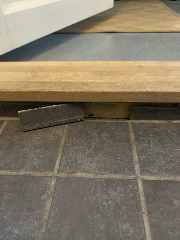 Fugning af løs flise på badeværelsegulv og skift af silikonefuge ved håndvask