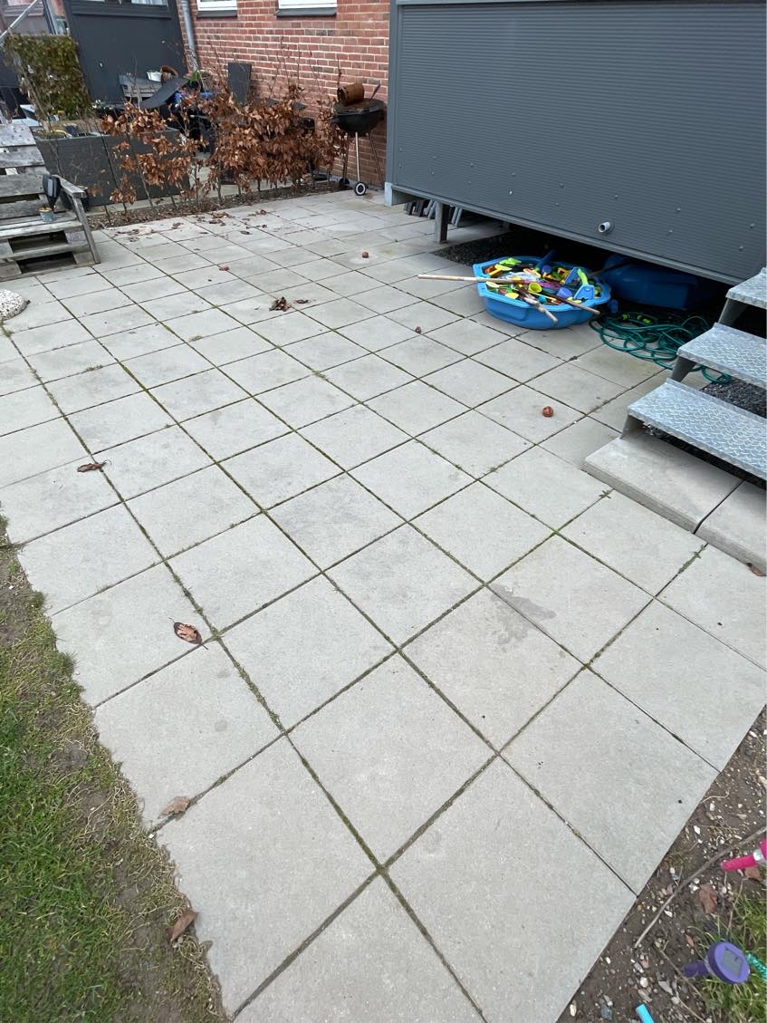 Fjern ukrudt fra terrasse