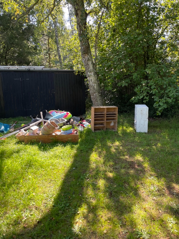 Fjerne gamle møbler, ting, brædder og isolering