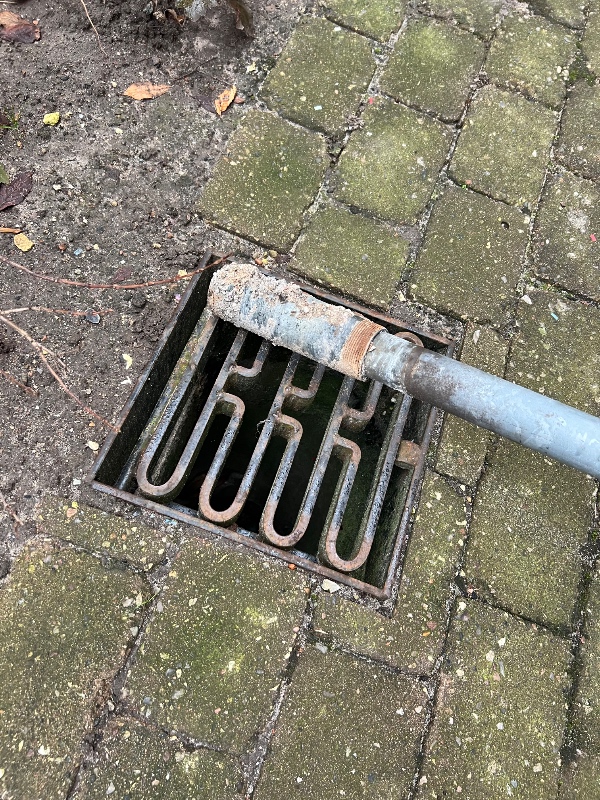 Vores tørrestativ i gården er væltet