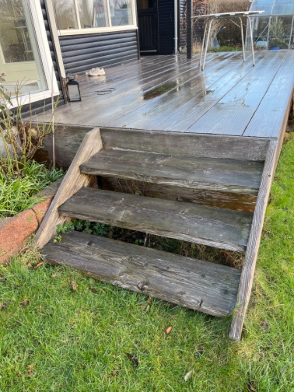 Lave en trappe til kolonihave - fra terrasse ned i haven. Brede planker, ca 2 - 2,5 meter lang