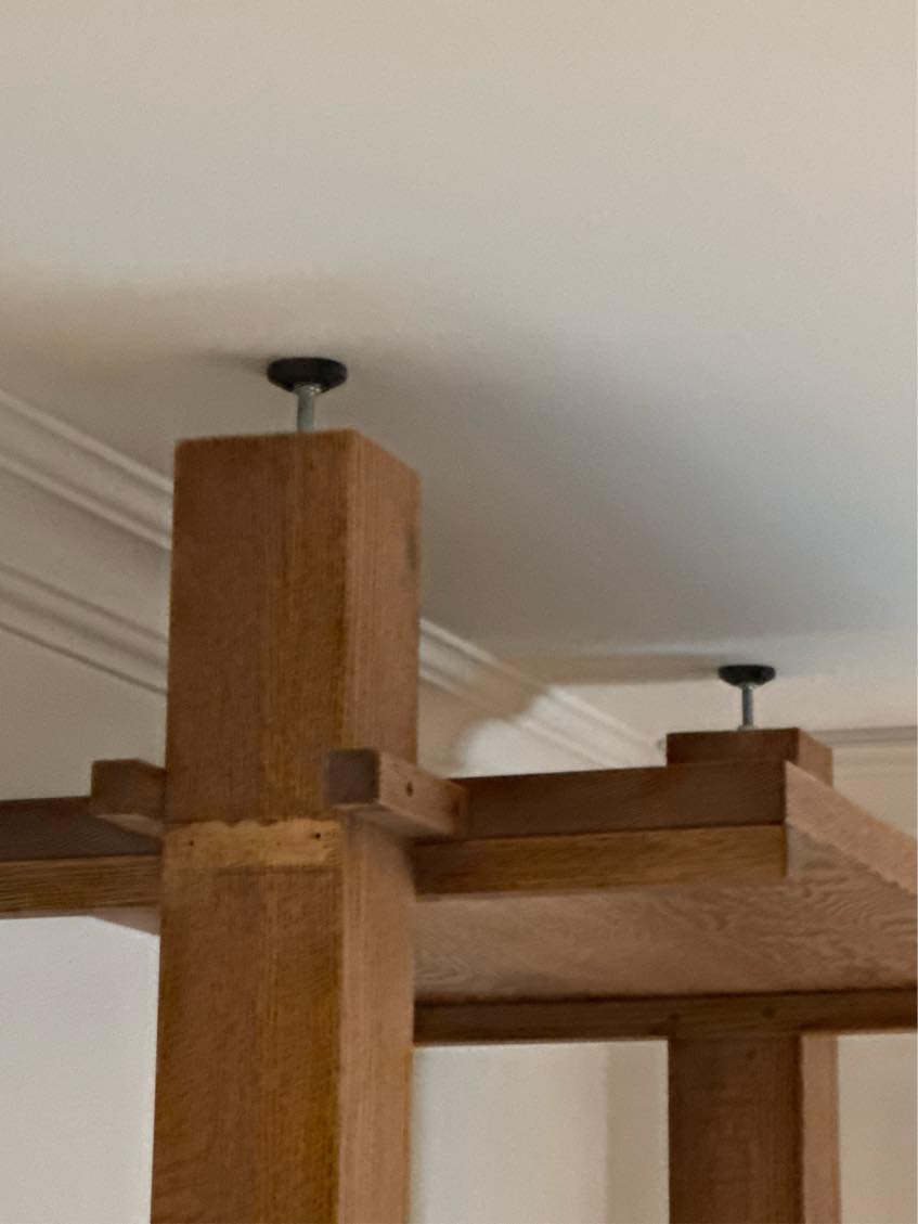 Reol skal skilles ad, flyttes og samles igen