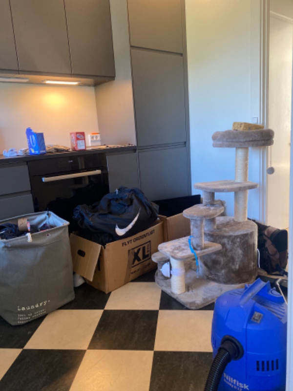 Smidde ut en seng og bære ned noen flytte kasser