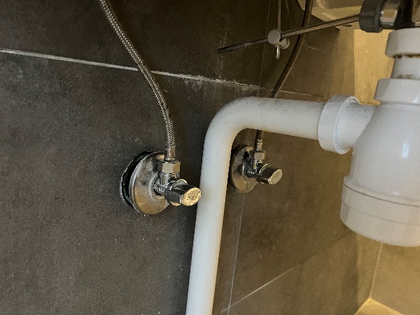 Afmonter 2 x blandingsbatteri, håndvask, toiletpapirholder og knager
