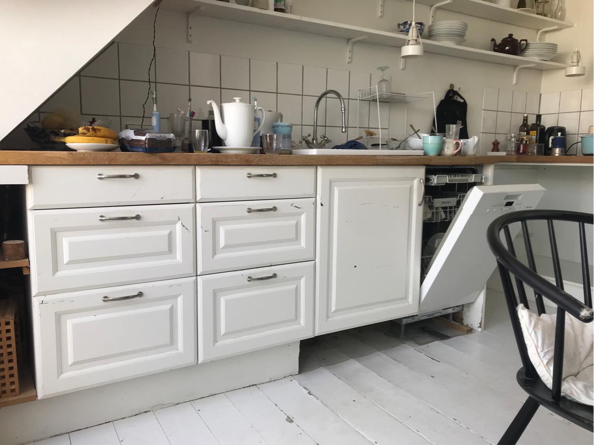 Diverse små tømrer opgaver i køkken - afmonterimg af en træplade og montering og tilskæring af sokkel ( frontpanel ) Lidt fugning. Ps: disse er hasteopgaver, men jeg har em del flere tømreropgaver, så hvis arbejdet fumgerer godt og timeprisen er fair er der flere og også større opgaver at tage fat på.