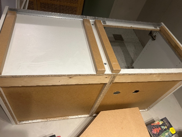 Hjælp til ophæng af badeværelsesmøbel