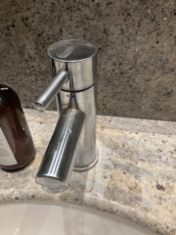 Skifte 2 armaturer, en vandhane, en toilet skyl “knap” og opsætte en bruseniche