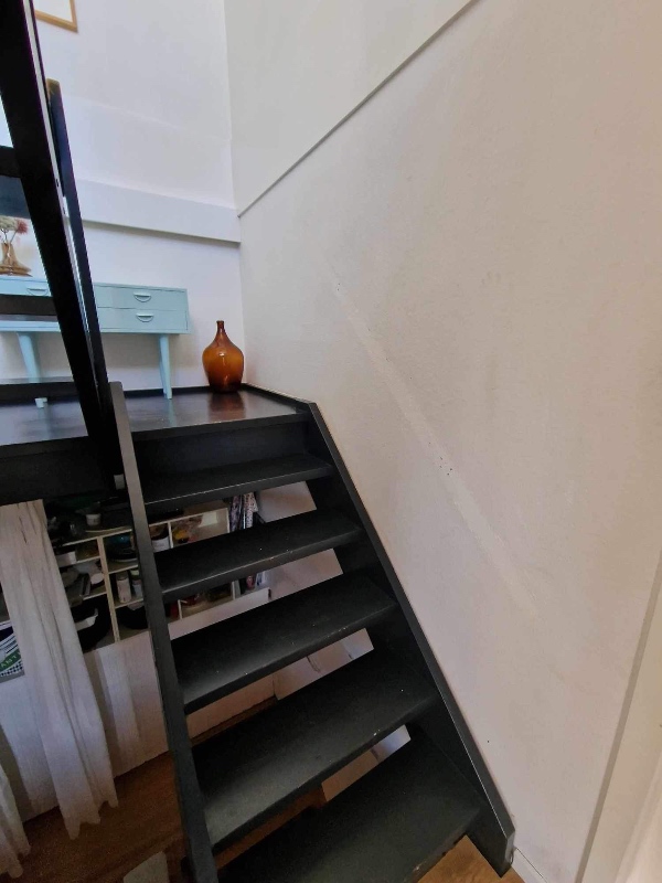 Fuldspartlet trappeskakt i rækkehus ovenpå savlsmuldstapet med indfarvet kalk spartel. Ca. 40m2