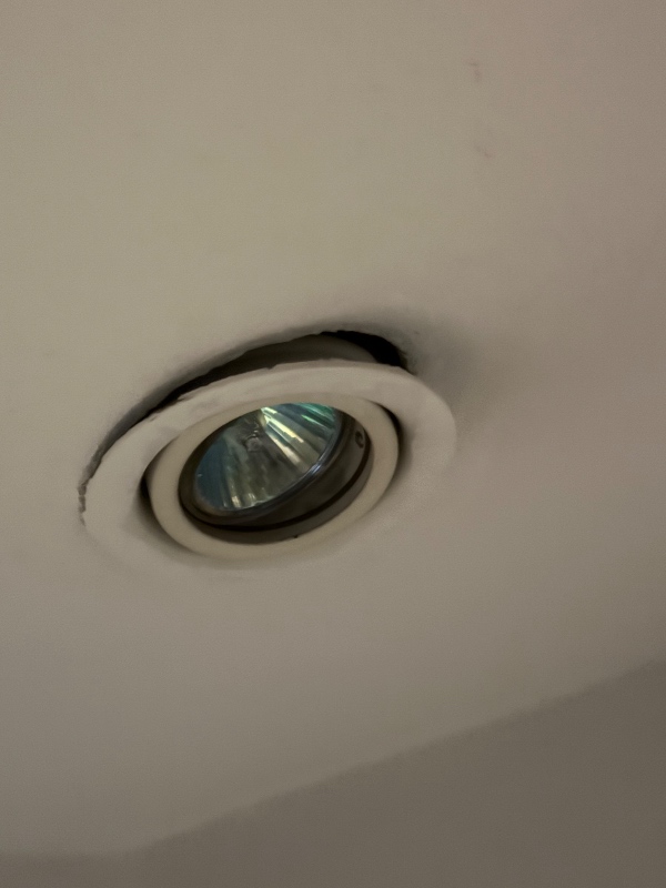 Isæt 2 spots og en lås