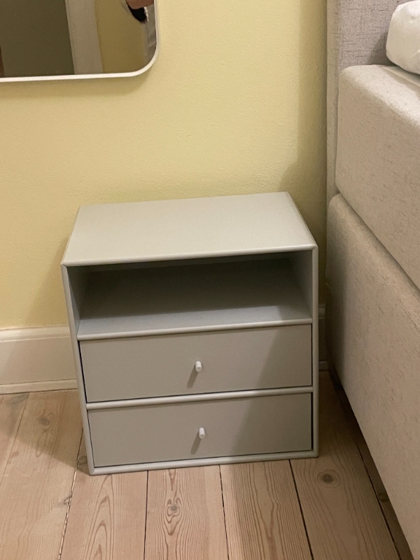 opsætning af lampe og ophæng af lille reol