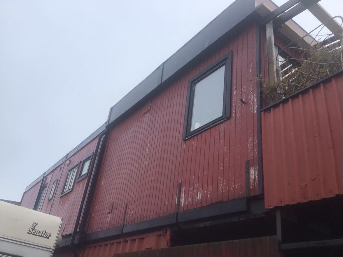Udvendig side ( ca.12+3m ) på skur-hus i førstesalshøjde, så det kræver et stillads !