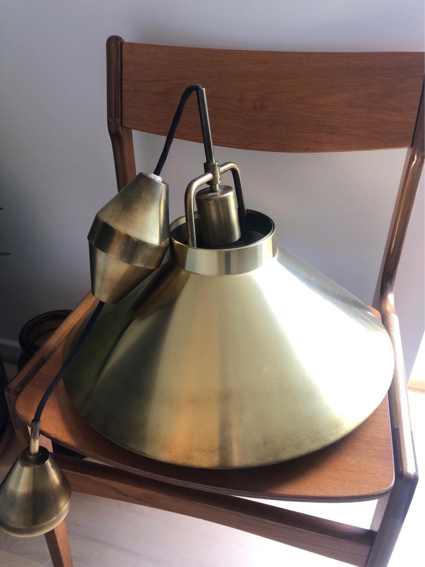 4 persienner skal sættes op, og en lampe sættes op