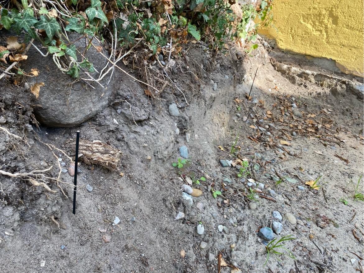 Støttemur af fundablokke