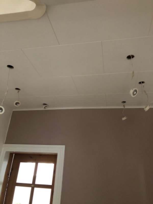 udskiftning af spots i entre samt kælderrum