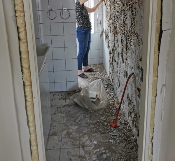 Bær lister, klinker, skilt gulv, skilt køkken og rester fra betonmur ned i trailer fra 3.sal + kør 1