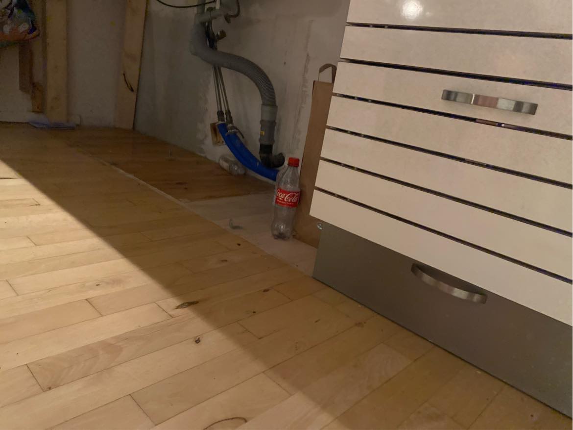 Montering af 1 nyt vaskeskskab, montering af eksisterende opvaskemaskine og eksisterende skuffeskab. Samt nyt sokkelstykke.
