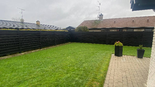 Maling af hegn rundt om huset